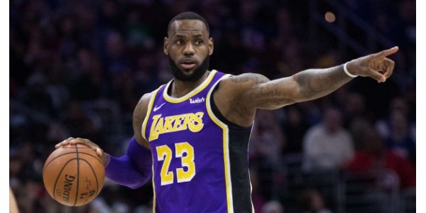 LeBron James batte Curry